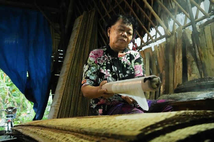  Sau khi bánh chín, người thợ sẽ dàn bánh lên liếp tre, cứ 8 chiếc bánh thì đầy một liếp. Ở cơ sở Làng bánh tráng, liếp tre được mua mới với số lượng khoảng 200 chiếc vào mỗi năm. 