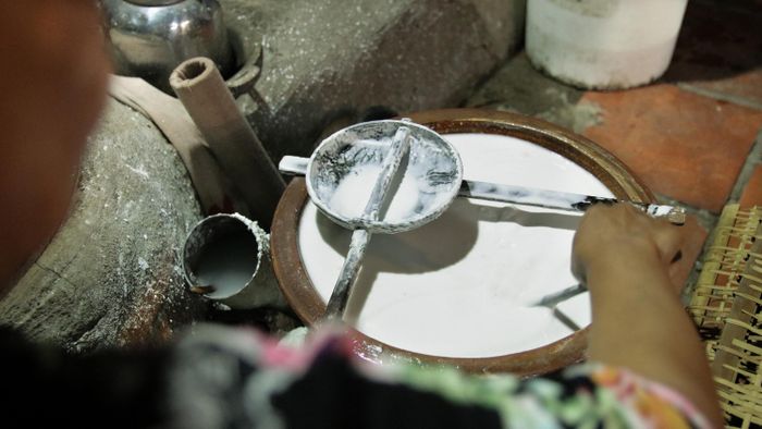  Việc chuẩn bị nguyên liệu gồm ngâm gạo, xay gạo, pha hỗn hợp bột gạo lỏng được thực hiện từ tối hôm trước. Sau khi gạo được xay nhuyễn, người thợ sẽ trộn nước, bột gạo và muối để tạo thành hỗn hợp bột gạo lỏng. Gạo được sử dụng là loại gạo chuyên dùng cho tráng bánh. 