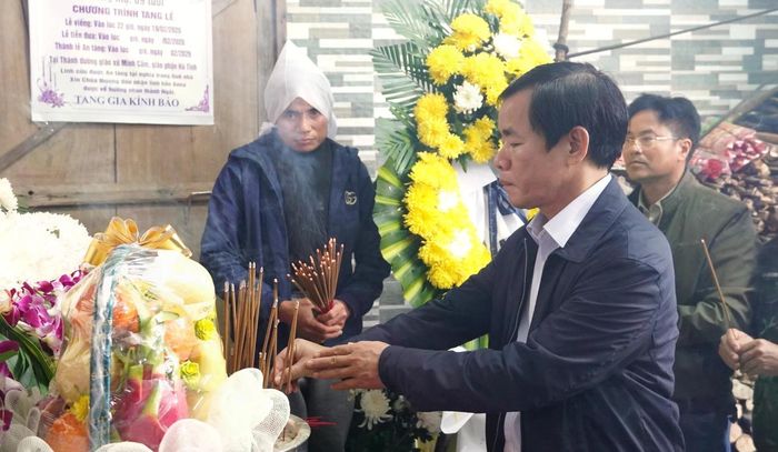  Bí thư Tỉnh ủy Quảng Trị Nguyễn Văn Phương thắp hương cho người quá cố và động viên những người còn lại vượt qua nỗi đau. 