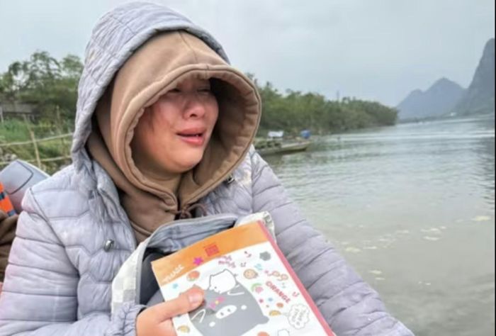  Chị Hà mang theo cuốn vở học sinh gọi tên con trong tuyệt vọng. 