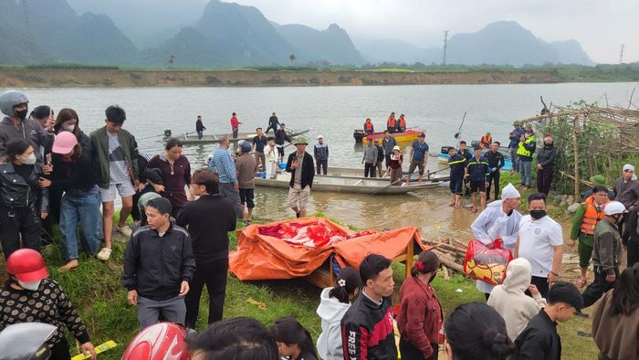  Cả làng bỏ Tết để hỗ trợ tìm người. 
