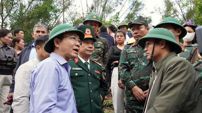  Lãnh đạo tỉnh Quảng Trị đến hiện trường chỉ đạo công tác tìm kiếm. 