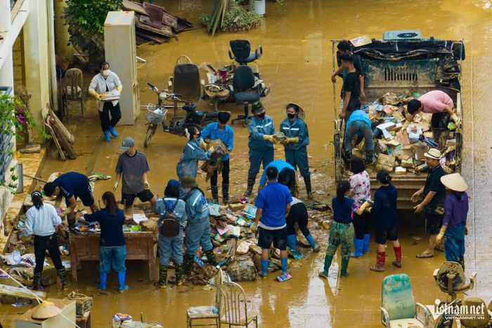 Các lực lượng giúp người dân dọn dẹp, khắc phục hậu quả thiên tai. Ảnh: Thạch Thảo