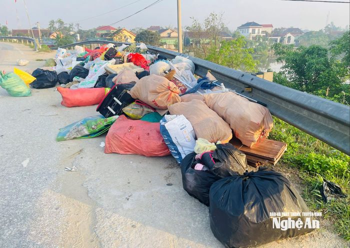 Rác chất đầy ven đê sông Lam đoạn qua xã Hưng Nguyên Nam sau Tết. Ảnh: Q.A