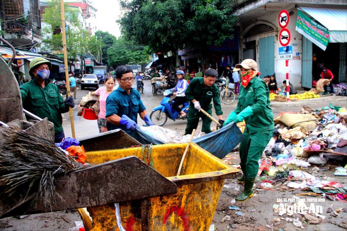Công nhân tập trung xử lý rác tồn đọng sau Tết. Ảnh: Q.A