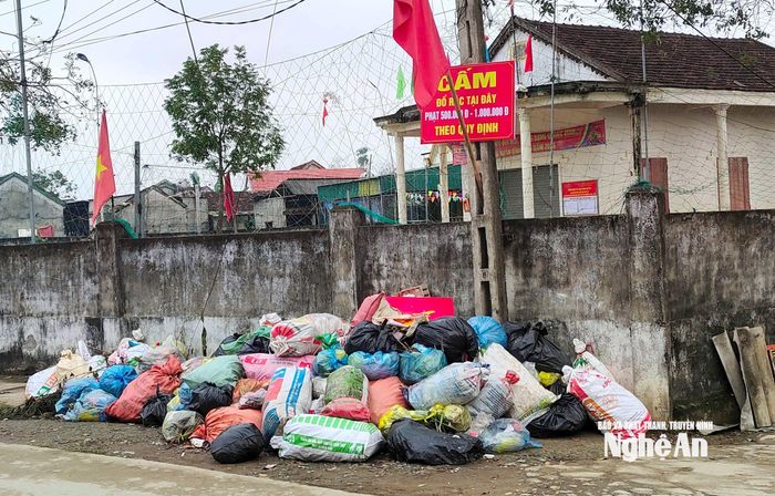 Trước Nhà văn hóa xóm Mỹ Sơn, xã Xuân Lâm, dù có biển cấm đổ rác, tuy nhiên nhiều người dân vẫn tập kết rác tự phát tại đây vào ngày mùng 4 Tết. Ảnh: Q.A