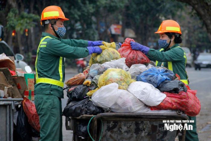 Công nhân vệ sinh môi trường thu gom rác xuyên Tết. Ảnh: Q.A