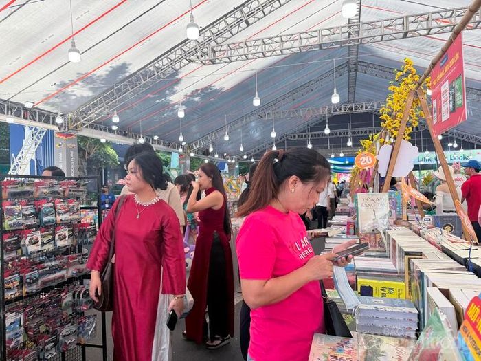 Đường sách Tết Bính Ngọ 2026 sẽ tiếp tục phục vụ người dân và du khách đến 22 giờ ngày 22/2/2026 (mùng 6 tháng Giêng).
