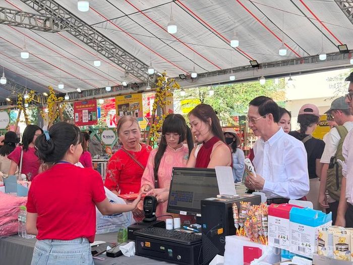 Các quầy thu ngân chật kín khách hàng thanh toán.