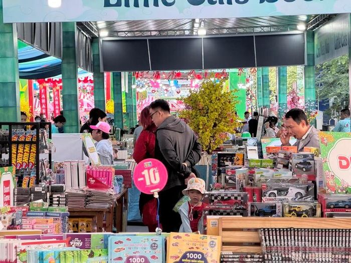 Ghi nhận thực tế của phóng viên Báo Công Thương, lượng khách đổ về đường sách vẫn đông đúc trong ngày cuối tuần, thể hiện sức hút của đường sách đối với người dân thành phố. 