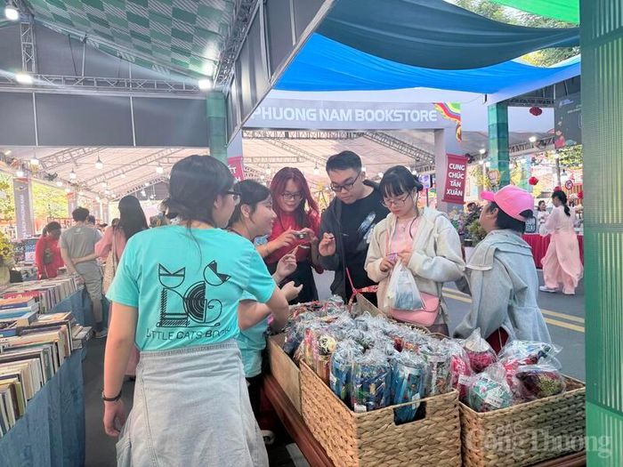 Các gian hàng đồ lưu niệm, quà tặng cũng thu hút đông đảo người dân đến trải nghiệm, mua sắm.