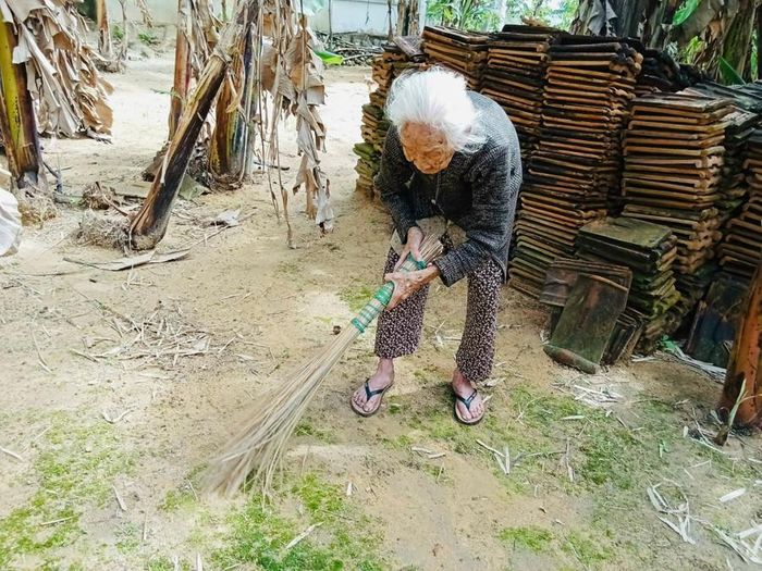 Ở tuổi 105, bà Hai vẫn thích lao động, ít khi ngồi yên. Ảnh: Quang Hồi