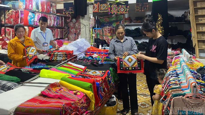 Những gian hàng thổ cẩm truyền thống hấp dẫn du khách gần xa.