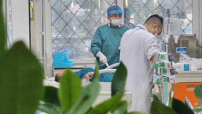 Một ca bệnh nặng đang được cấp cứu tại khu hồi sức, A9, Bệnh viện Bạch Mai.