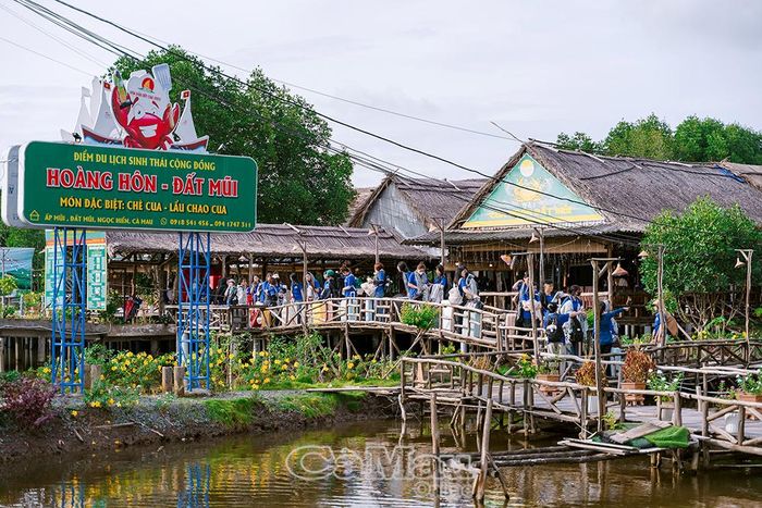 Điểm du lịch sinh thái cộng đồng Hoàng Hôn (xã Đất Mũi) thu hút du khách đến trải nghiệm.