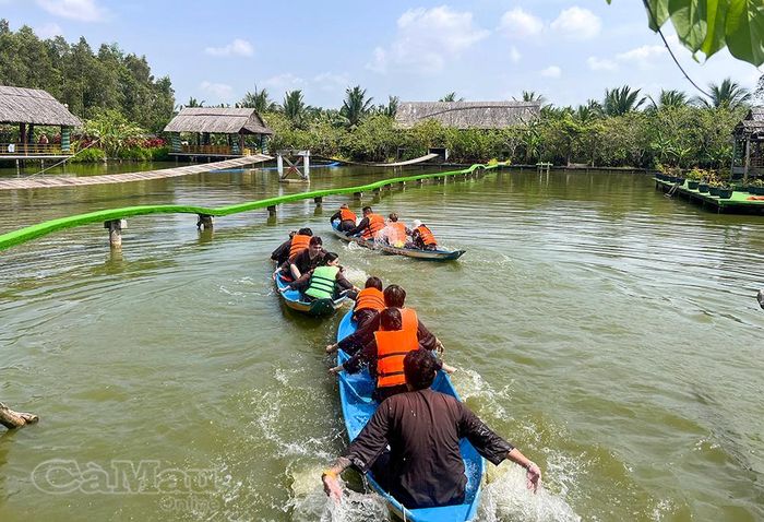  Du khách tham gia trò chơi dân gian vui nhộn tại Điểm du lịch sinh thái Hương Tràm (xã Khánh An).