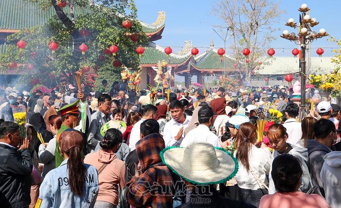  Dòng người đến chiêm bái tại Quán âm Phật đài (còn gọi là Phật Bà Nam Hải).