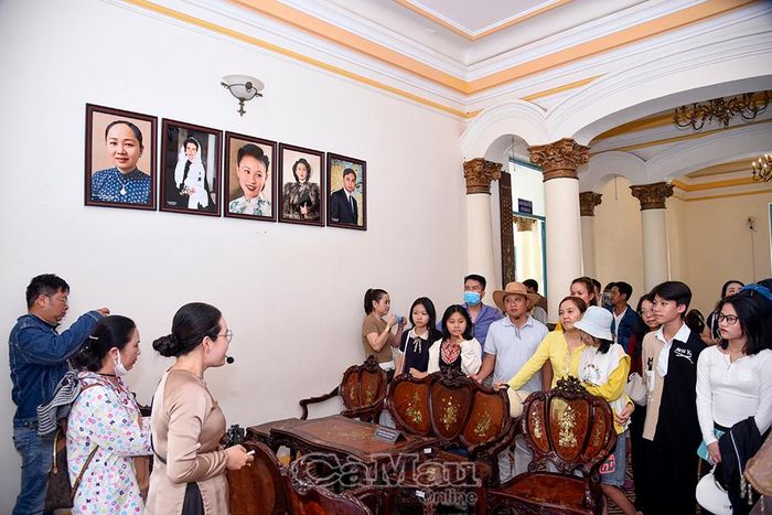 Du khách tham quan ngôi nhà cổ và nghe thuyết minh giai thoại về Công tử Bạc Liêu.