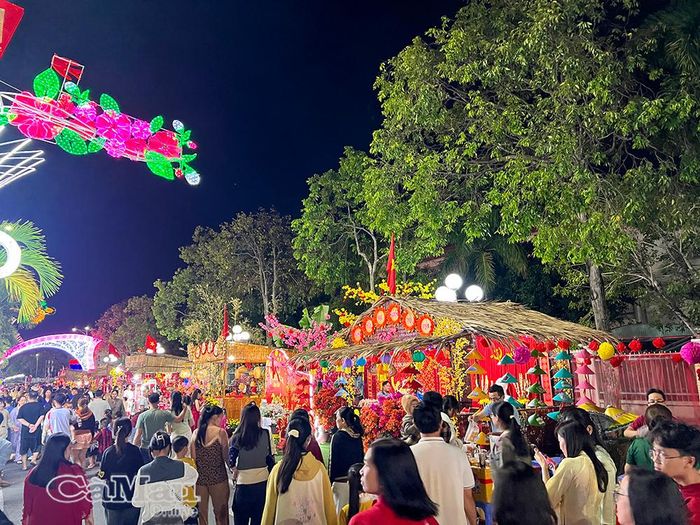  Du khách và người dân địa phương du xuân tại khu vực Quảng trường Hùng Vương (phường Bạc Liêu)