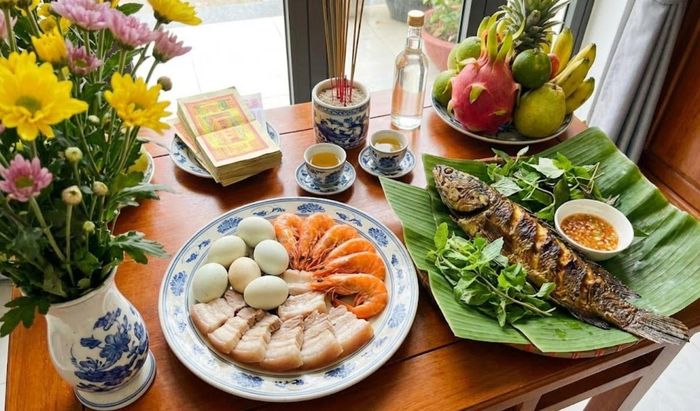 Mâm cúng Thần Tài 2026 với bộ Tam Sên gồm thịt heo, tôm, trứng và cá lóc nướng nguyên con theo phong tục miền Nam - Ảnh minh họa