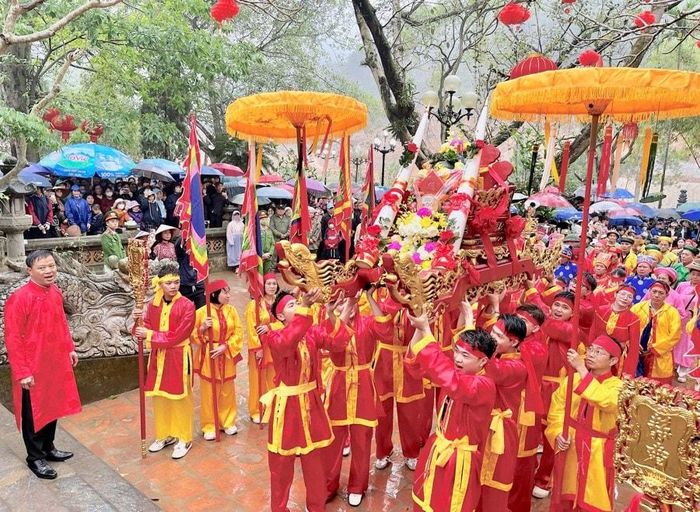 Nhân dân địa phương dâng lễ phẩm Ngà voi. Ảnh: HNM