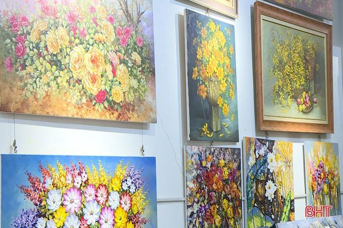 Thị trường tranh Tết rất đa dạng.