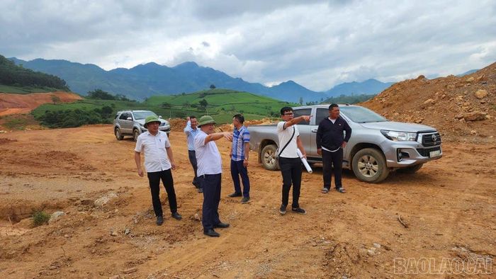 Lãnh đạo phường Trung Tâm kiểm tra các dự án đang được triển khai trên địa bàn.