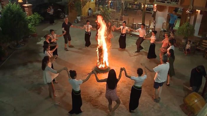Những vòng xòe Thái vẫn rộn ràng mỗi đêm, đó chính là biểu hiện sinh động của một đô thị phát triển hài hòa.