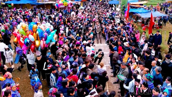 Không khí náo nhiệt với trò chơi kéo co tại Lễ hội Gầu Tào.