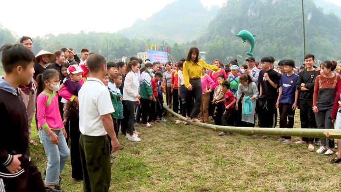 Người dân thể hiện sự khéo léo trên cây cầu khỉ.