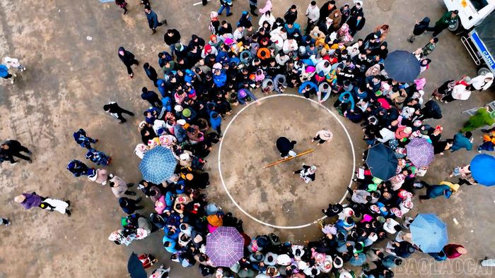 Đồng bào các dân tộc tham gia thi đấu đẩy gậy tại lễ hội đầu xuân.
