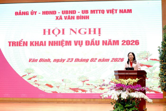 Bí thư Đảng ủy xã Vân Đình Bùi Thị Thu Hiền phát biểu. Ảnh: Lại Tấn