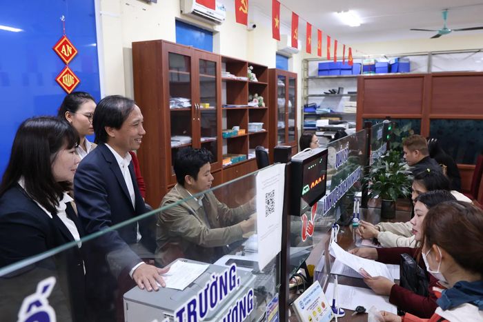 Lãnh đạo xã Vân Đình kiểm tra, động viên cán bộ tại Trung tâm Dịch vụ hành chính công xã Vân Đình, bảo đảm giải quyết thủ tục hành chính thông suốt ngay những ngày đầu Xuân Bính Ngọ 2026. Ảnh: Lại Tấn