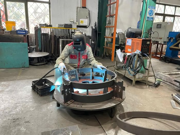 Người lao động TOMECO bắt tay ngay vào từ đầu năm. Ảnh: Khắc Kiên