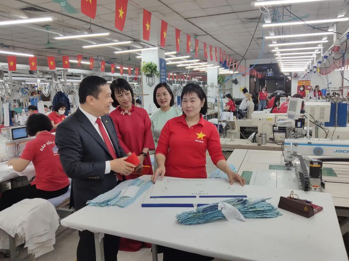 Việc chăm lo và động viên người lao động là một phần mấu chốt để phát triển. Ảnh: Khắc Kiên