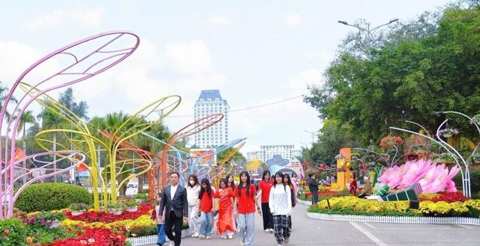 Đông đảo người dân và du khách tham quan Đường hoa Xuân xứ Lạng 2026. Ảnh: BLS