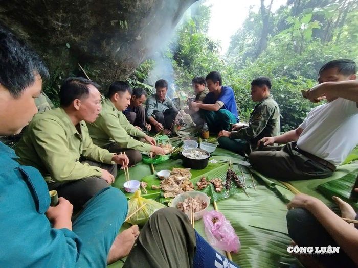 Bữa cơm vội ở giữa rừng đại ngàn. Ảnh tư liệu