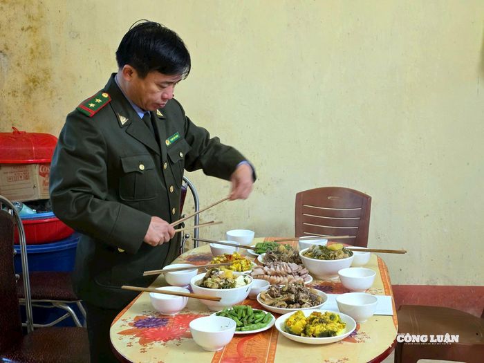 Bữa cơm ngày Tết của các cán bộ kiểm lâm trực Tết.