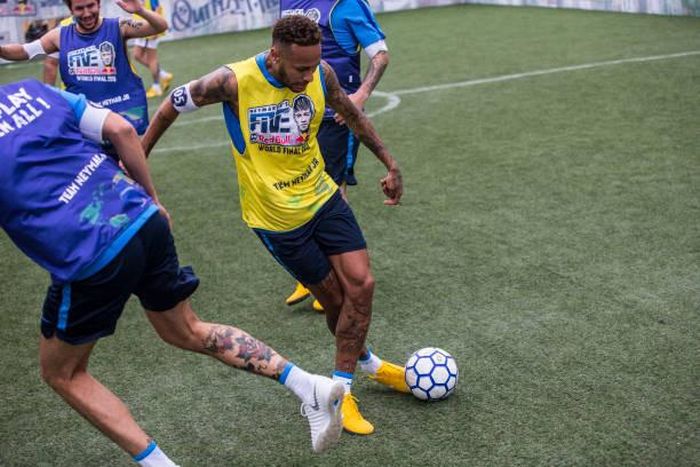 Neymar sở hữu kỹ thuật bóng đá Futsal.