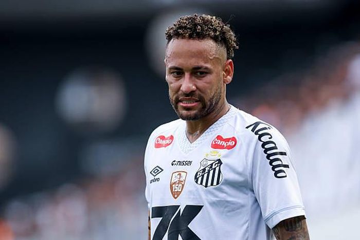 Neymar hiện đã trở về quê nhà Brazil để khoác áo Santos và bỏ ngỏ khả năng giải nghệ vào cuối năm 2026.