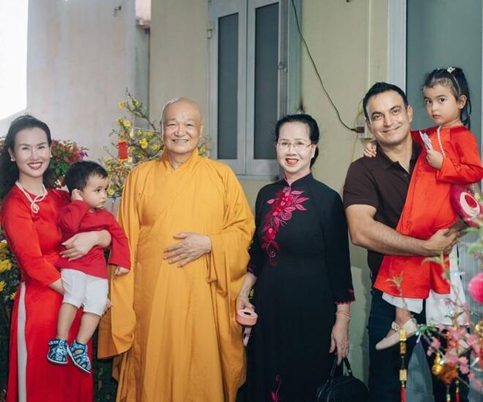 Gia đình Võ Hạ Trâm lên chùa để gặp gỡ ông ngoại trong dịp Tết.