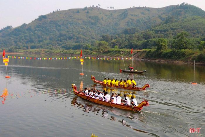 Nghi lễ dâng hương hoa, lễ vật phục vụ lễ tế trong lễ hội Hải Thượng Lãn Ông và hội thi đua thuyền trên sông Ngàn Phố.