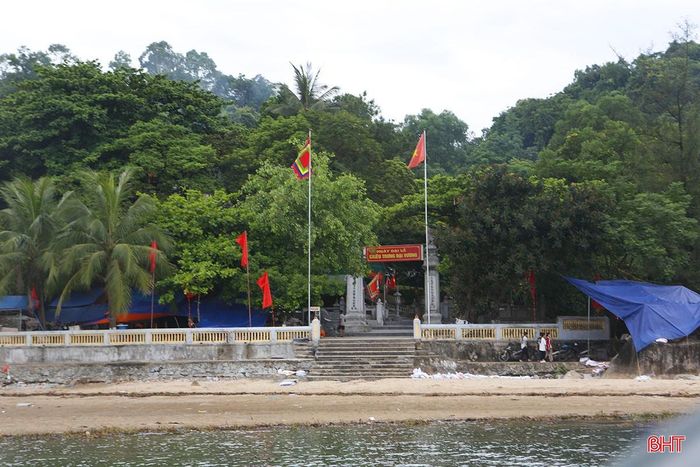 Đền Chiêu Trưng Đại vương Lê Khôi nằm trên núi Long Ngâm, bên biển Cửa Sót giáp giữa xã Lộc Hà và Thạch Khê.
