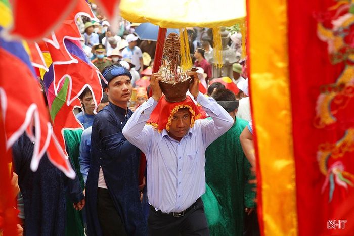 Lễ rước linh vị Chiêu Trưng Đại vương trang nghiêm từ các đền thờ vọng về đền chính trong lễ hội đền Lê Khôi.