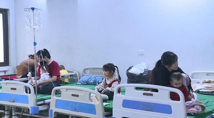 Nhiều bệnh nhi nhập viện trong tình trạng mất nước, phải truyền dịch.