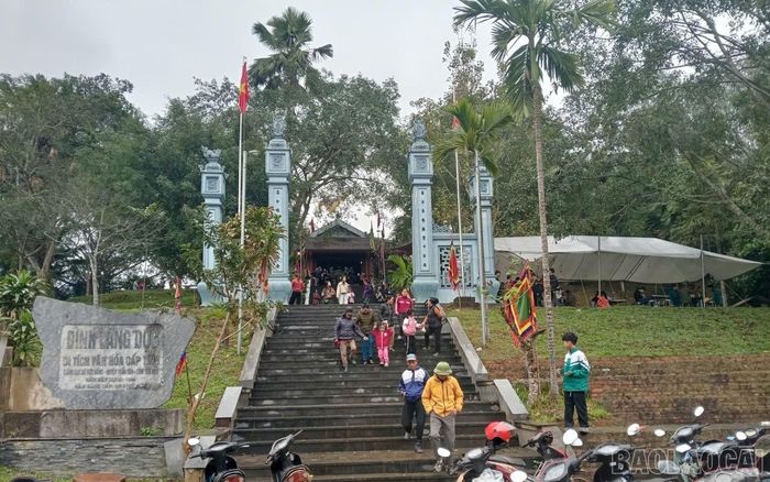 Đông đảo người dân và du khách tham gia lễ hội đình làng Dọc, xã Việt Hồng.