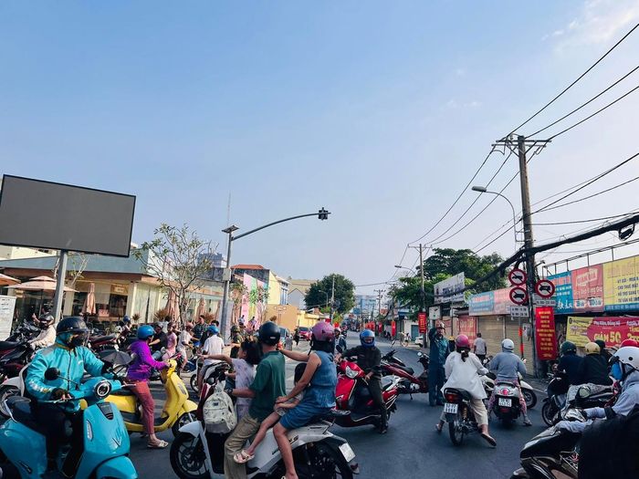  Lực lượng chức năng phong tỏa tuyến đường khu vực cháy để dập lửa