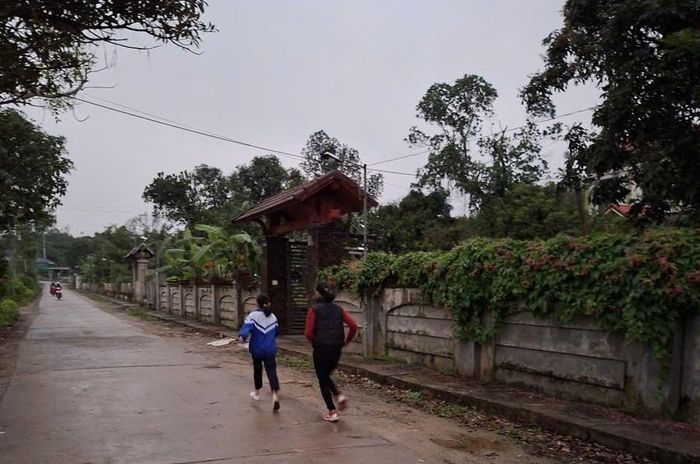 Cô bé Lê Gia Ngọc cùng mẹ tập chạy tham gia giải chạy vì cộng đồng UPRACE 2025. Ảnh: NVCC