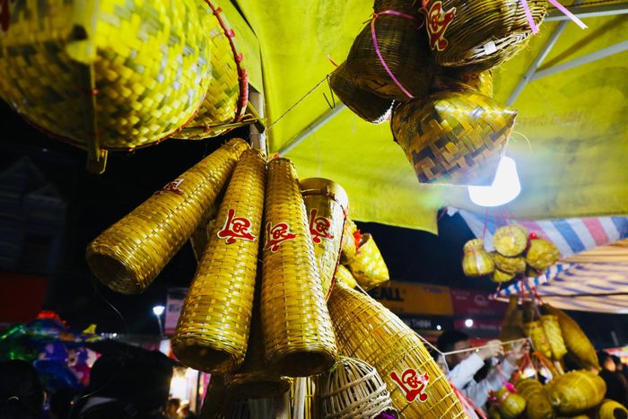 Với người dân địa phương, phiên chợ không chỉ là hoạt động thương mại mà còn là sinh hoạt văn hóa cộng đồng, gắn kết người dân trong vùng. Đây cũng là dịp để người nông dân mua sắm nông cụ, cây giống, vật dụng sản xuất, chuẩn bị cho mùa vụ mới.