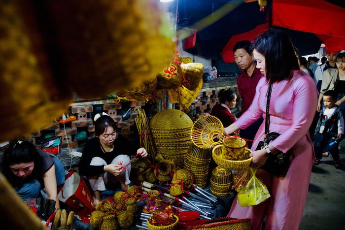 Theo quan niệm dân gian, chợ Viềng là nơi người mua tìm vận may, còn người bán gửi đi những điều không thuận lợi của năm cũ. Vì vậy, việc mặc cả ở chợ thường mang tính tượng trưng, ít đặt nặng lời lãi. Người bán sẵn sàng giảm giá để “bán rủi”, còn người mua cũng vui vẻ trả giá lấy lệ để giữ nét văn hóa chợ đầu xuân.